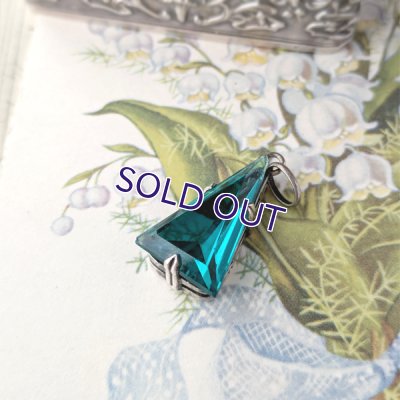 画像4: エメラルドガラスのトライアングルペンダント
