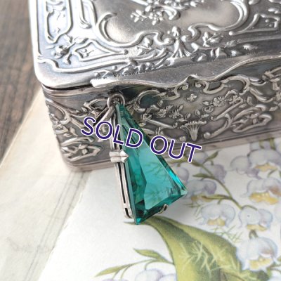 画像8: エメラルドガラスのトライアングルペンダント