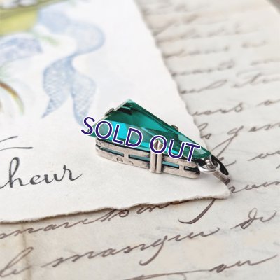 画像3: エメラルドガラスのトライアングルペンダント