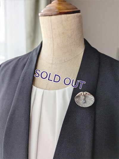 画像11: サフィレットのシェルブローチ