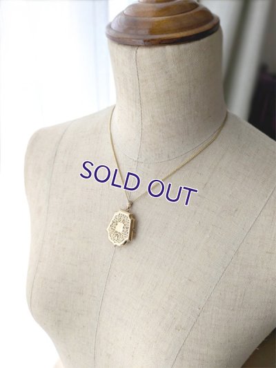 画像11: 盾とアラベスク文様のゴールドロケットペンダント