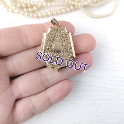 画像10: 盾とアラベスク文様のゴールドロケットペンダント