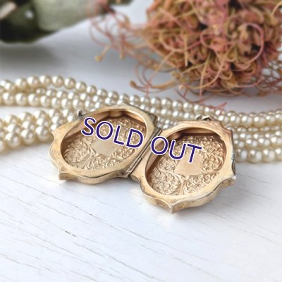 画像7: 盾とアラベスク文様のゴールドロケットペンダント