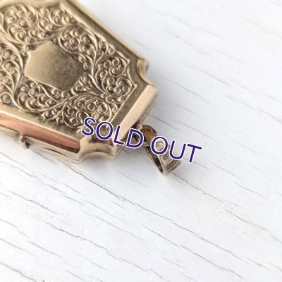 画像8: 盾とアラベスク文様のゴールドロケットペンダント