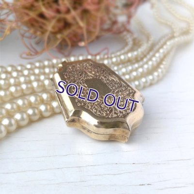 画像3: 盾とアラベスク文様のゴールドロケットペンダント