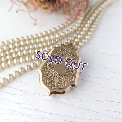 画像4: 盾とアラベスク文様のゴールドロケットペンダント