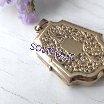 画像9: 盾とアラベスク文様のゴールドロケットペンダント