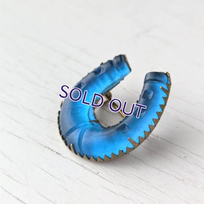 画像9: ホースシューのブルーガラスブローチ