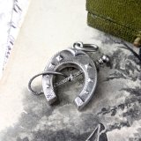 ホースシューと鞭のシルバーペンダント