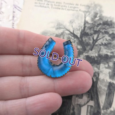 画像10: ホースシューのブルーガラスブローチ