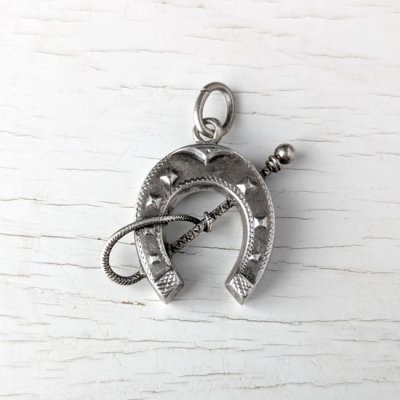 画像2: ホースシューと鞭のシルバーペンダント
