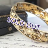 ロカイユ装飾のゴールドバングル