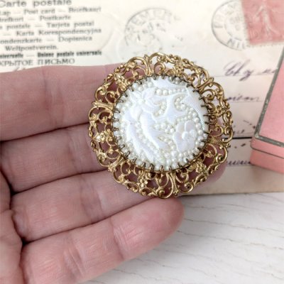 画像7: セルロイドの透かし細工ブローチ