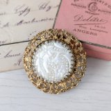 セルロイドの透かし細工ブローチ