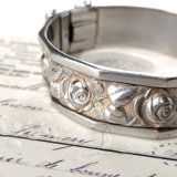 バラモチーフの銀色バングル