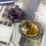 ガラスのオーバルブローチ２個セット