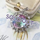 大粒アイリスガラスの透かし細工ペンダント