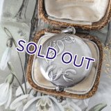 ヤドリギのシルバーロケットペンダント