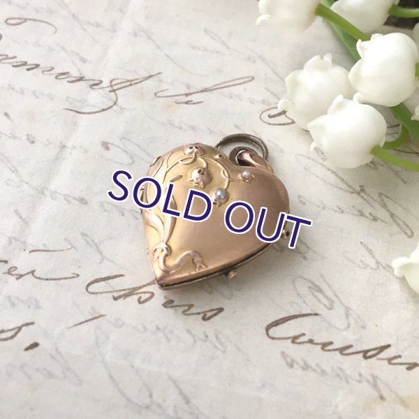 画像2: スズランとシードパールのゴールドロケットペンダント (2)