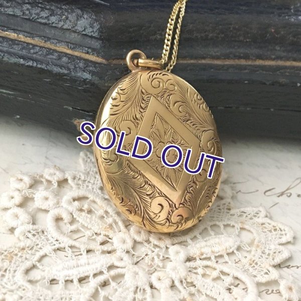 画像4: 手彫り細工のゴールドロケットペンダント (4)