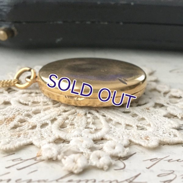 画像8: 手彫り細工のゴールドロケットペンダント (8)