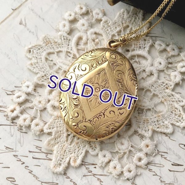 画像2: 手彫り細工のゴールドロケットペンダント (2)