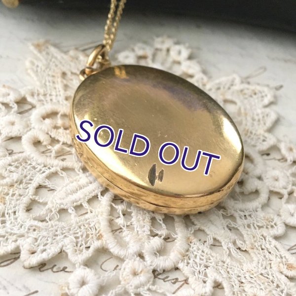 画像9: 手彫り細工のゴールドロケットペンダント (9)