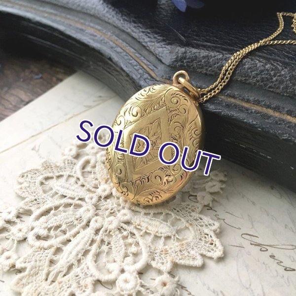 画像10: 手彫り細工のゴールドロケットペンダント (10)