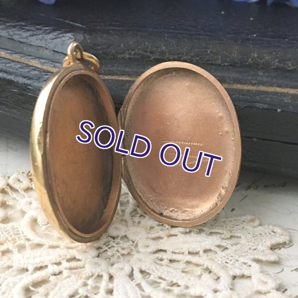 画像6: 手彫り細工のゴールドロケットペンダント (6)