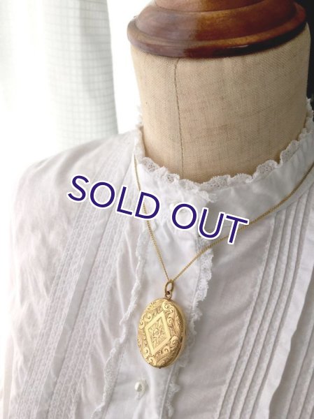 画像12: 手彫り細工のゴールドロケットペンダント (12)