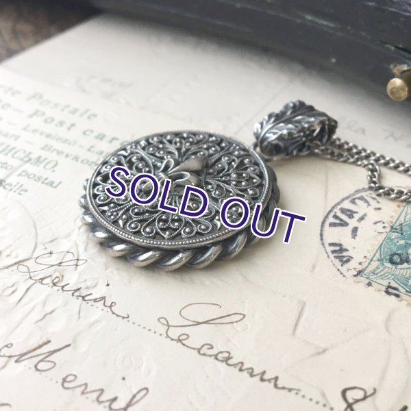 画像3: フルールドリスの透かし細工ペンダント (3)