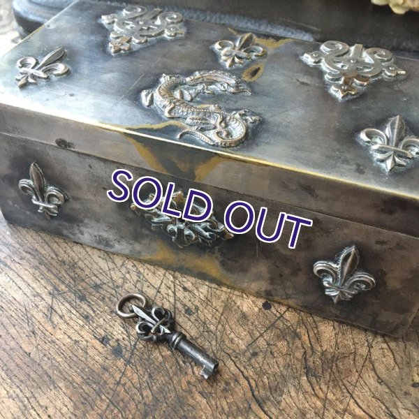 画像9: フルールドリスとサラマンダー紋章のジュエリーボックス（鍵付） (9)