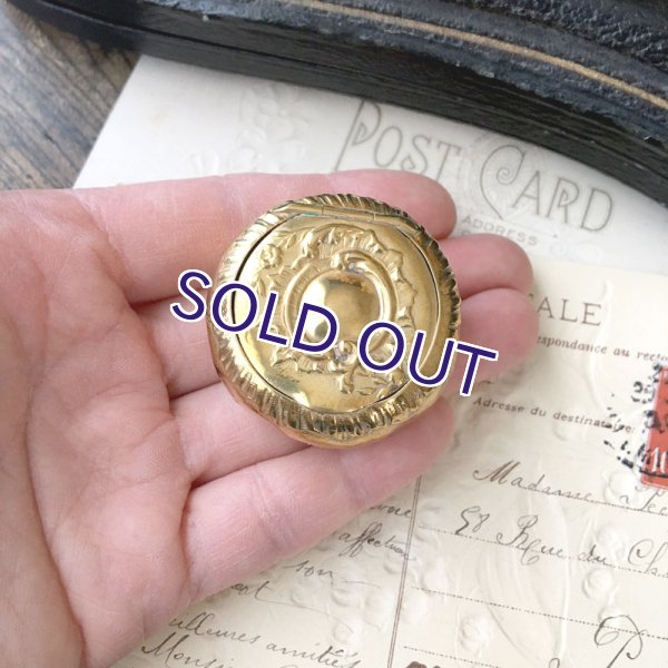 画像10: ロカイユ装飾のゴールドコンパクトケース (10)