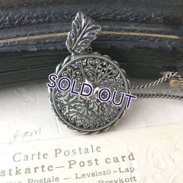 画像7: フルールドリスの透かし細工ペンダント (7)