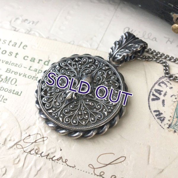 画像2: フルールドリスの透かし細工ペンダント (2)