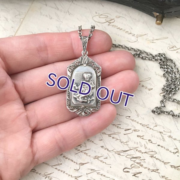 画像11: マザーオブパールとプットーのシルバーペンダント (11)