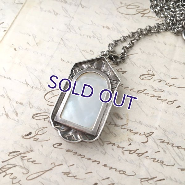 画像7: マザーオブパールとプットーのシルバーペンダント (7)