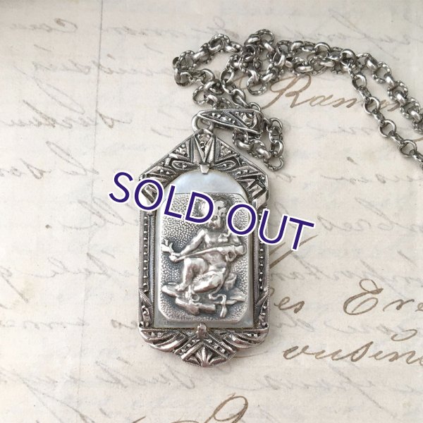 画像3: マザーオブパールとプットーのシルバーペンダント (3)