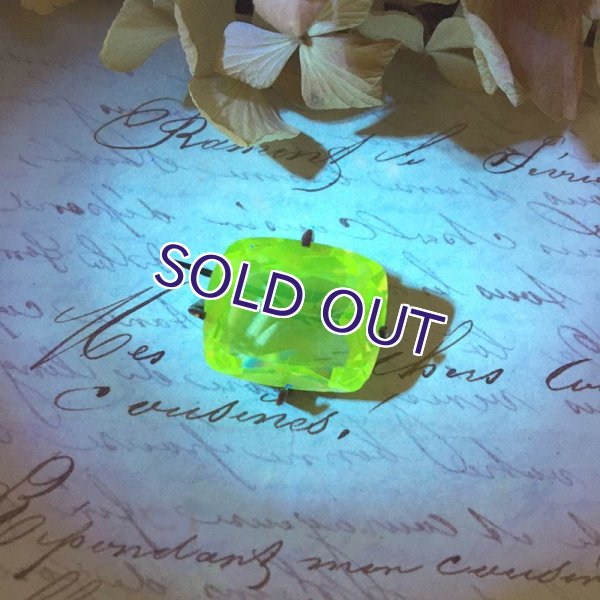 画像10: ウランガラスの一粒ブローチ (10)