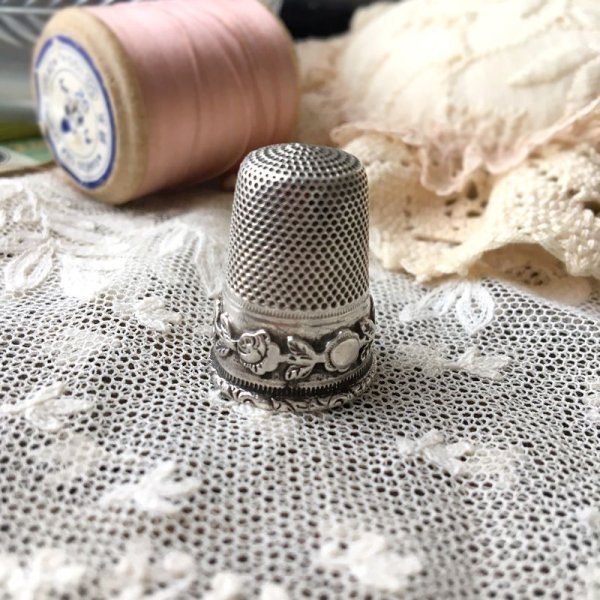 画像2: 銀製 バラ模様のシンブル (2)