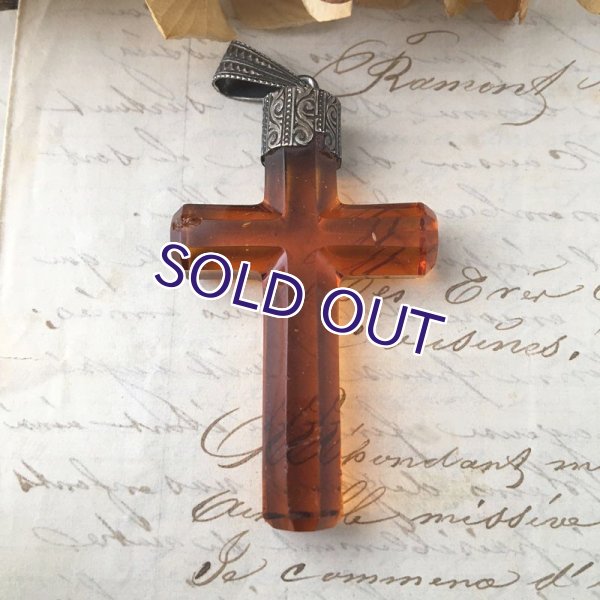 画像2: 琥珀ガラスのクロスペンダント (2)