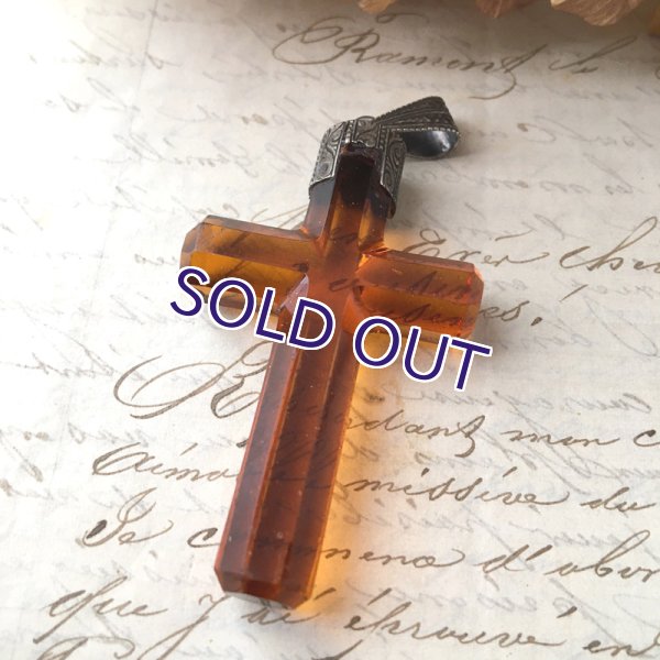 画像4: 琥珀ガラスのクロスペンダント (4)