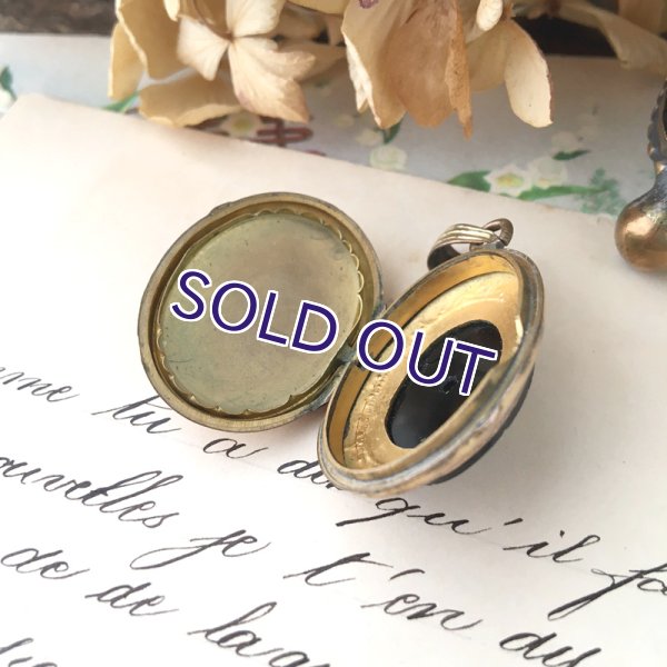 画像10: シードパールクロスとフレンチジェットのロケットペンダント (10)