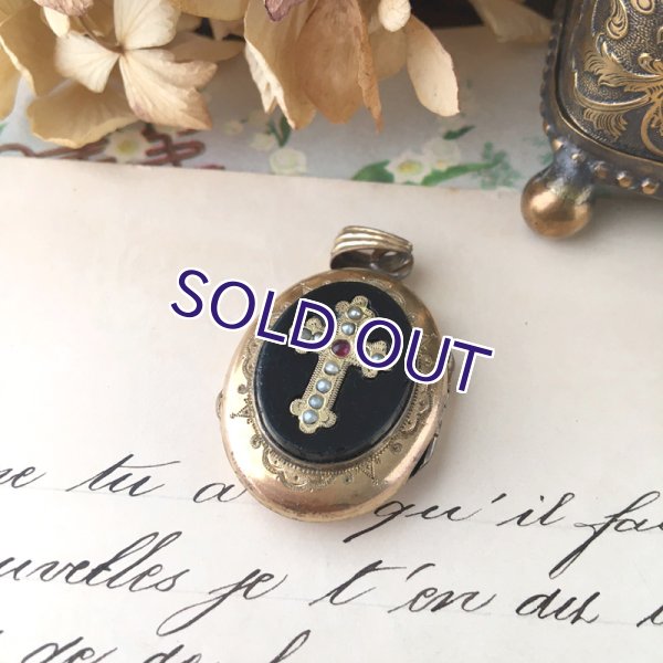 画像12: シードパールクロスとフレンチジェットのロケットペンダント (12)