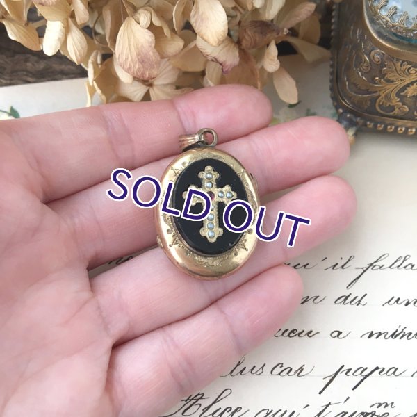 画像13: シードパールクロスとフレンチジェットのロケットペンダント (13)