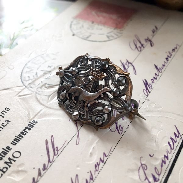 画像3: エルミン紋章とカットスチールのブローチ (3)