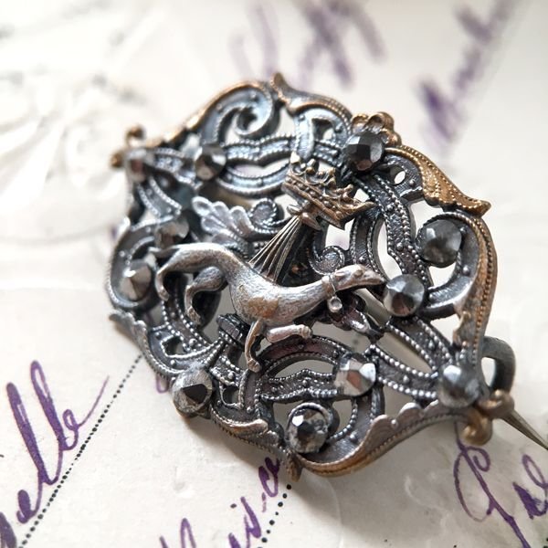 画像4: エルミン紋章とカットスチールのブローチ (4)