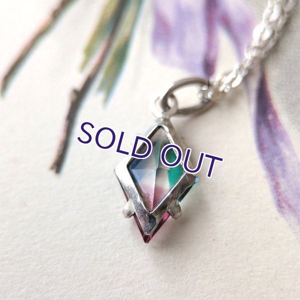 画像3: アイリスガラスの小さなダイヤ型ペンダント (3)