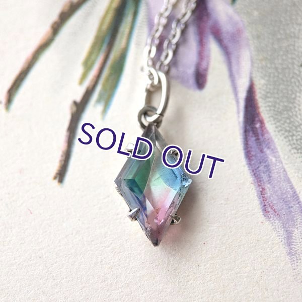 画像2: アイリスガラスの小さなダイヤ型ペンダント (2)