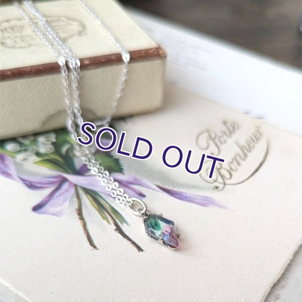 画像4: アイリスガラスの小さなダイヤ型ペンダント (4)